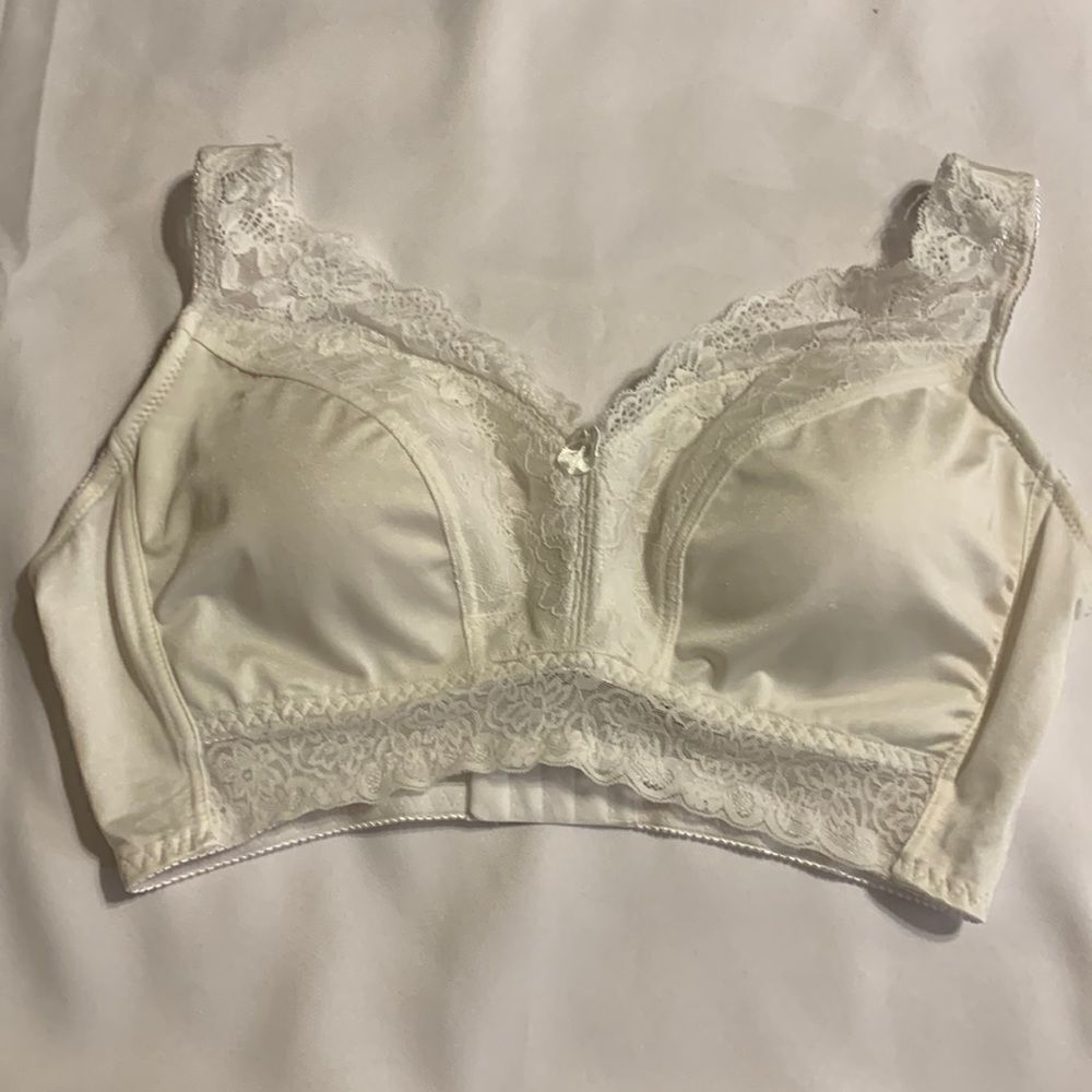 Rhonda Shear size 1X white bralette/bra style 672BP.  EUC